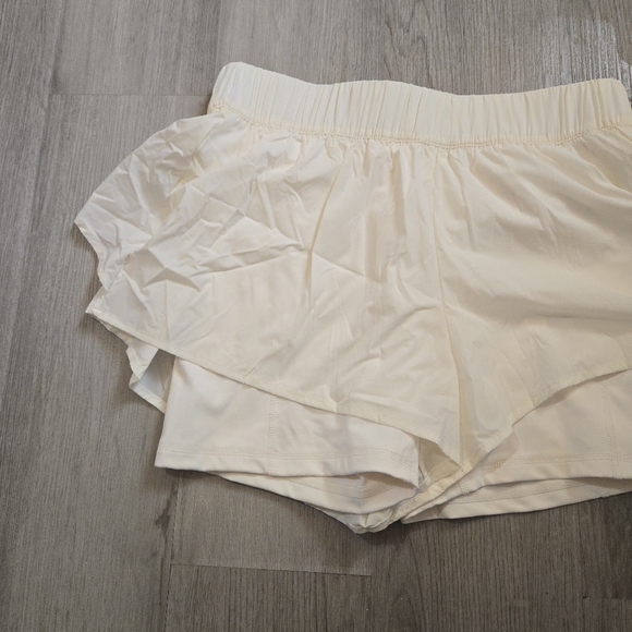 NWT Blogilates Cream Ruffle Short, SIZE S - Picture 4 of 12